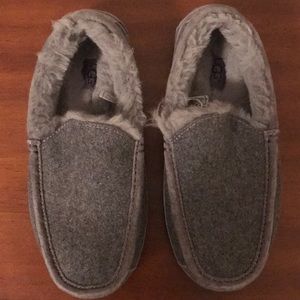 UGG Men’s Slip-on size 7